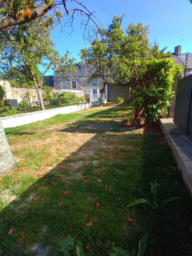 Gite Montoise Genêts Exterior foto